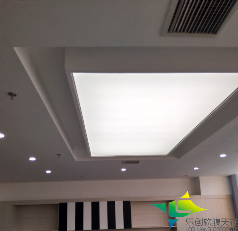 天花軟膜天花哪家強?燈膜生產(chǎn)廠家質(zhì)量哪家好?拉膜天花吊頂多少錢一平